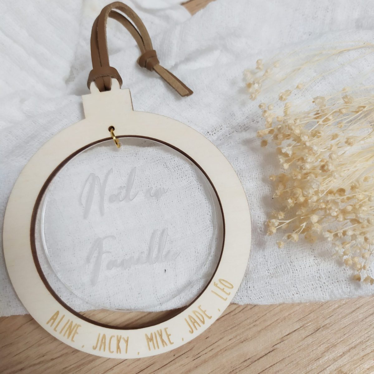 Boule Noël bois et plexi rond"Noël en famille"