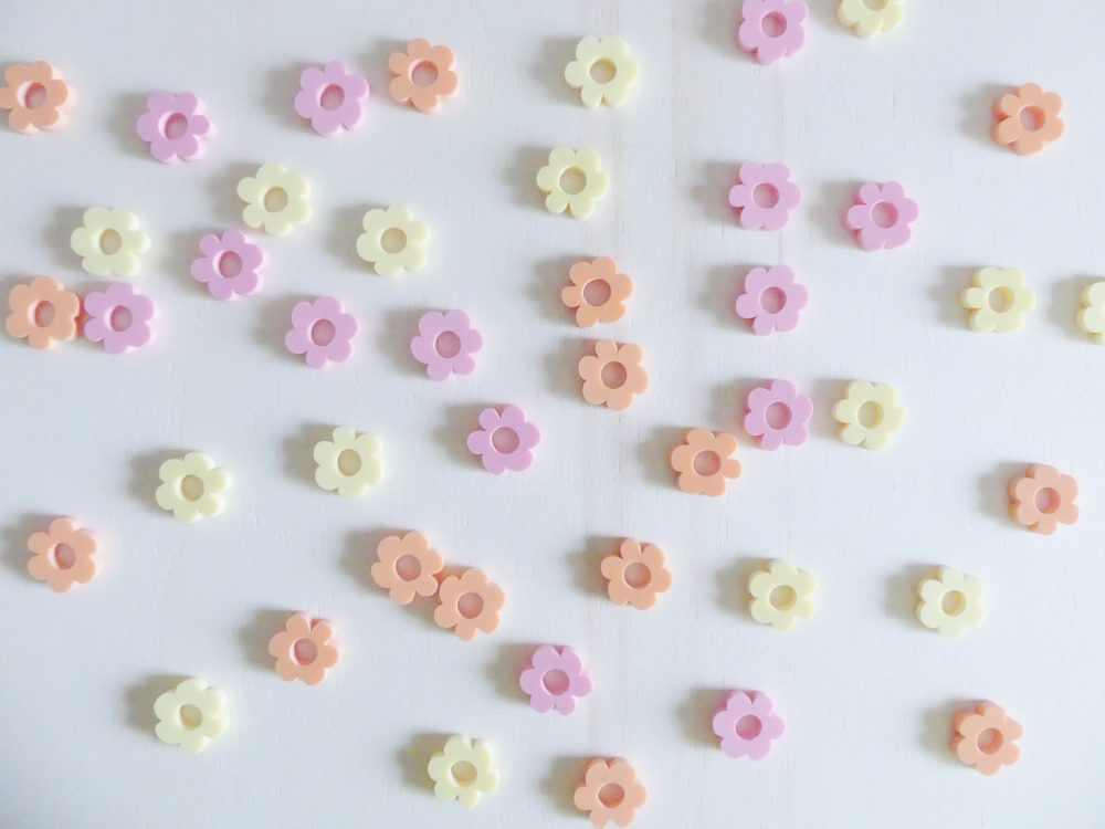 Lot de 40 confettis marguerite ,une seule couleur