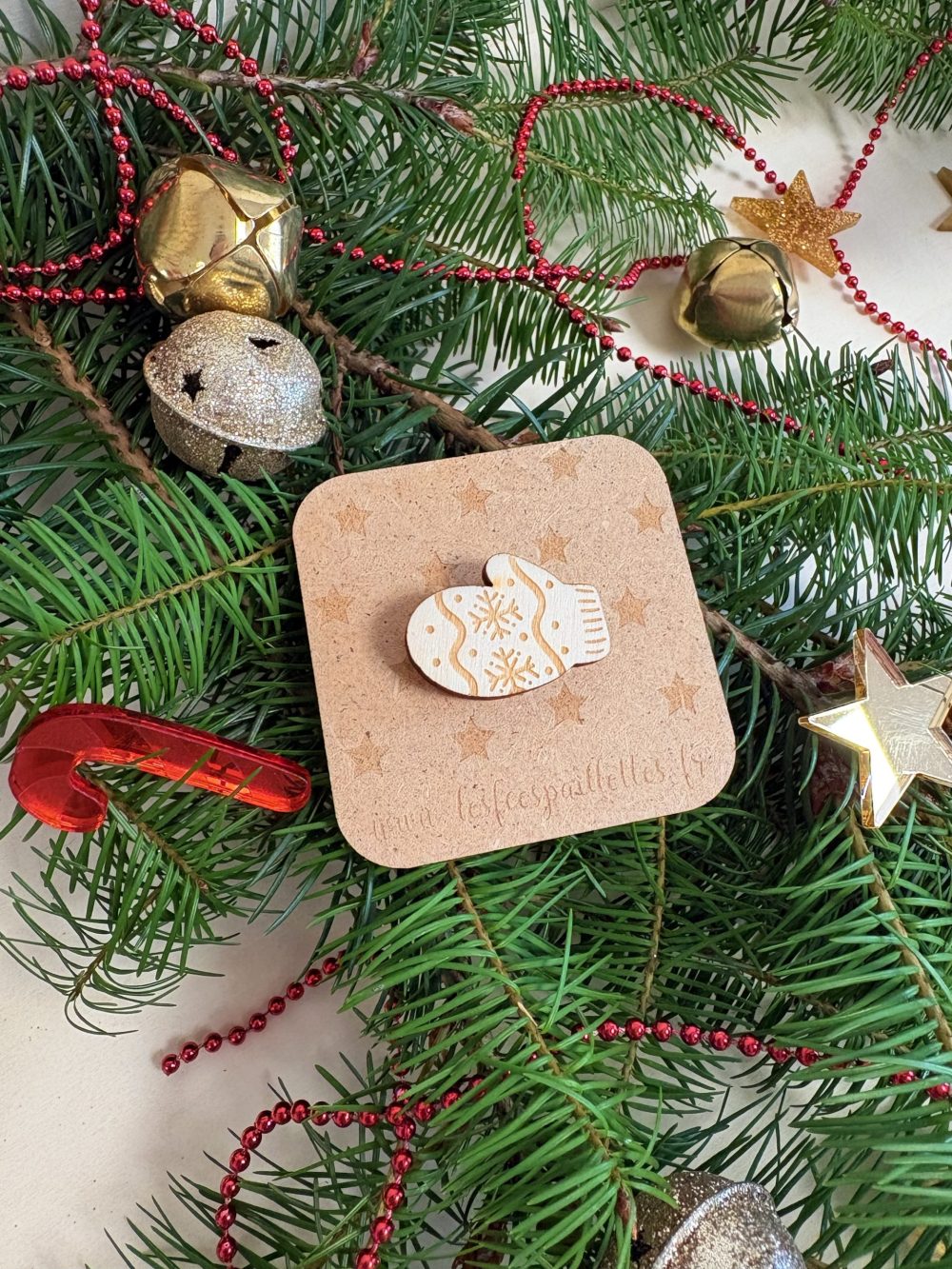 Broche moufle en bois