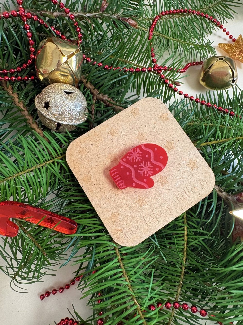 Broche moufle rouge