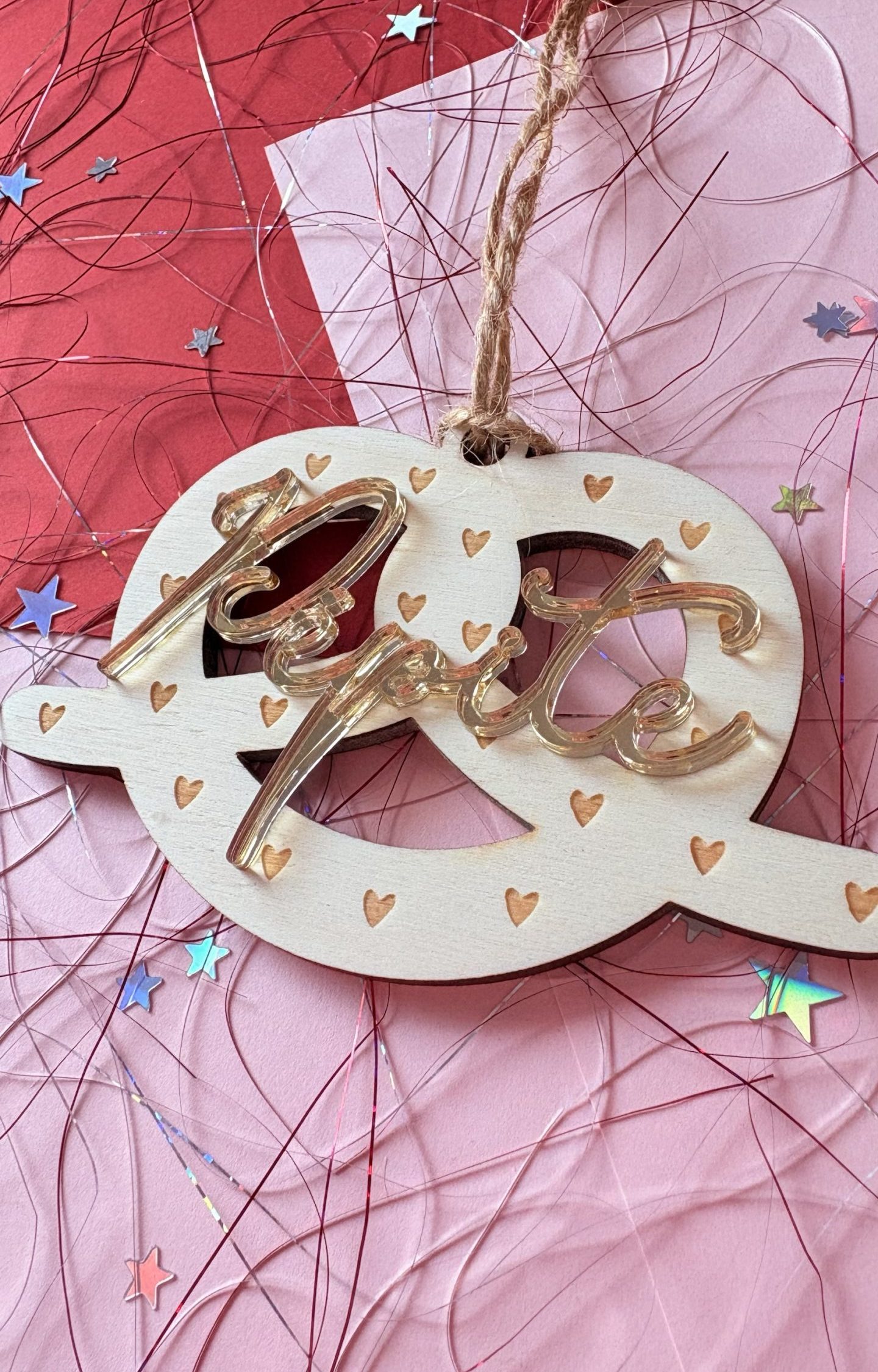 Bretzel bois coeurs gravés