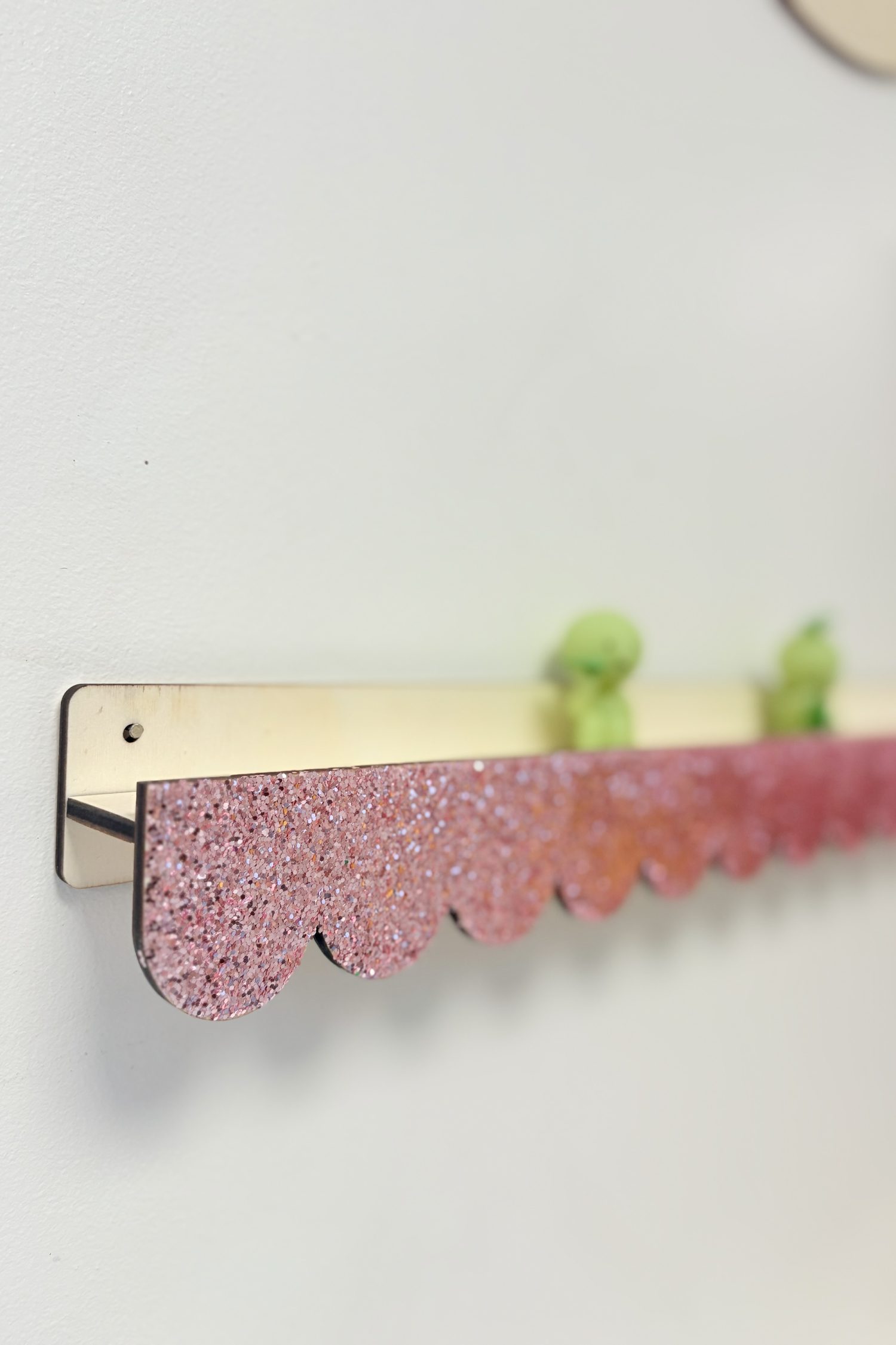 étagère festonnée à paillettes rose clair 50 cm