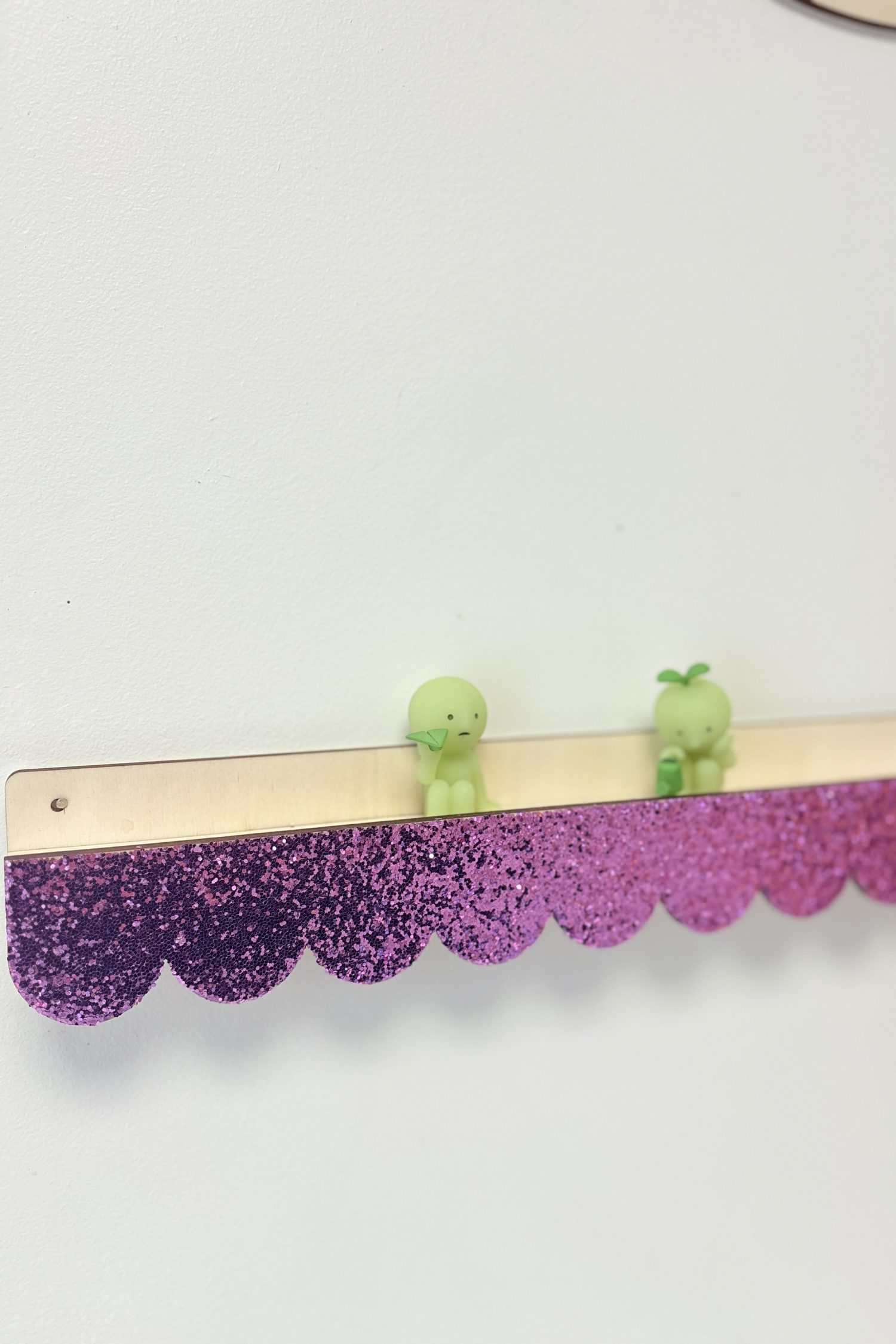 étagère festonnée à paillettes violette 50 cm