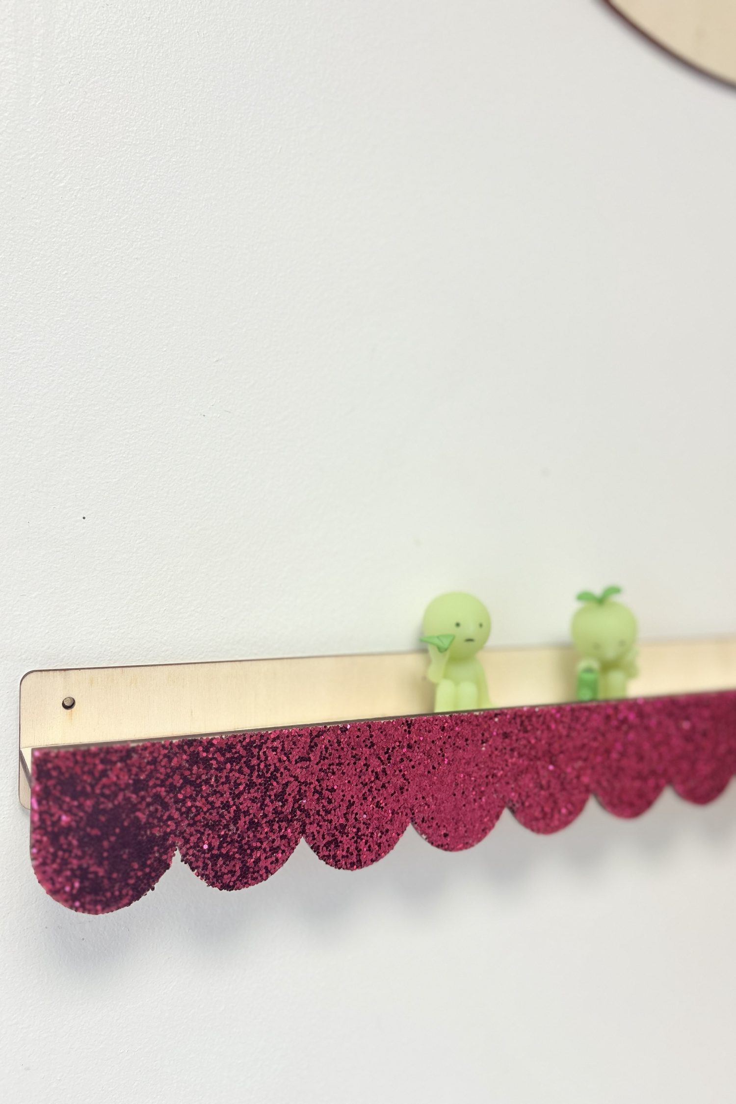 étagère festonnée fuchsia 50 cm