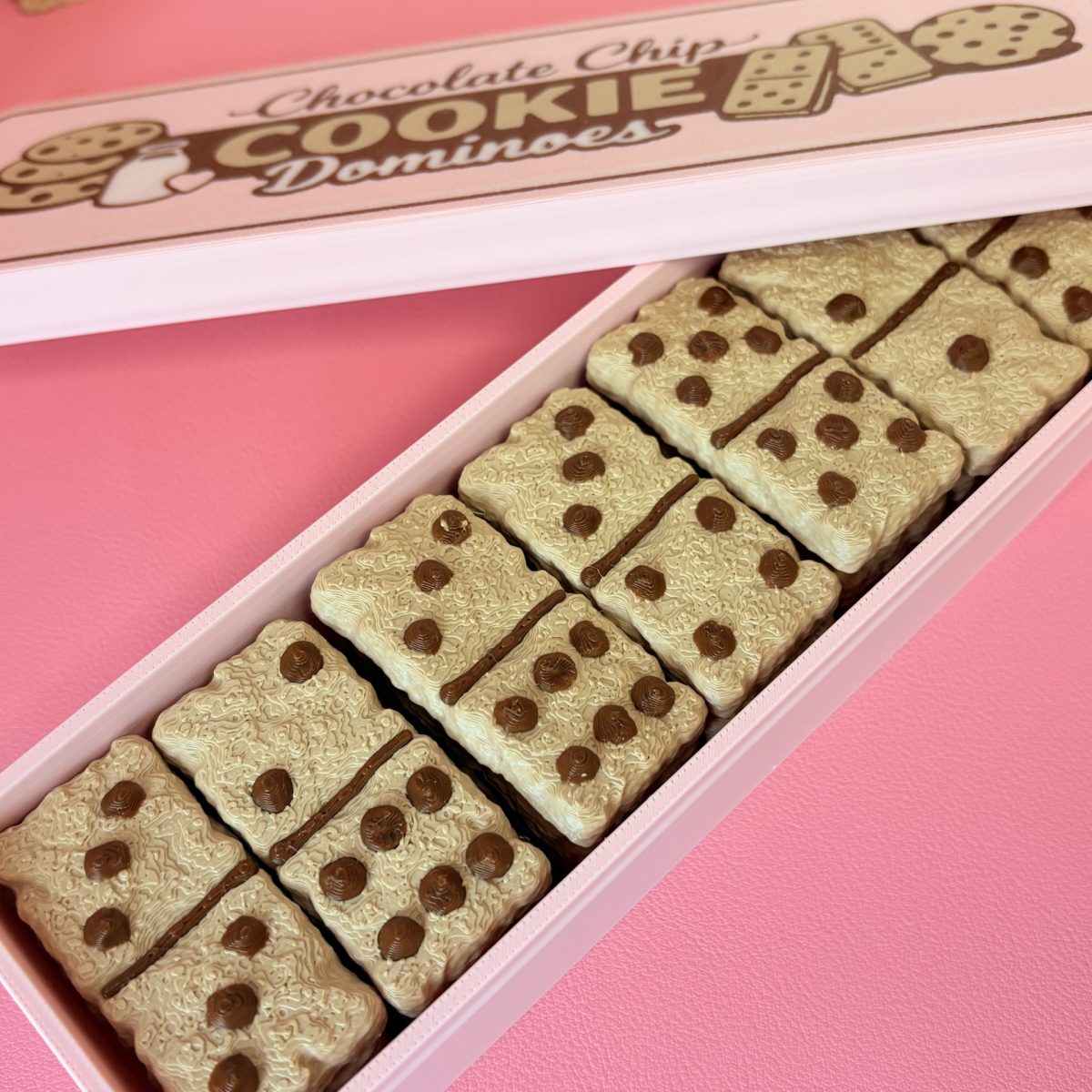 Jeu de dominos dans sa jolie boite